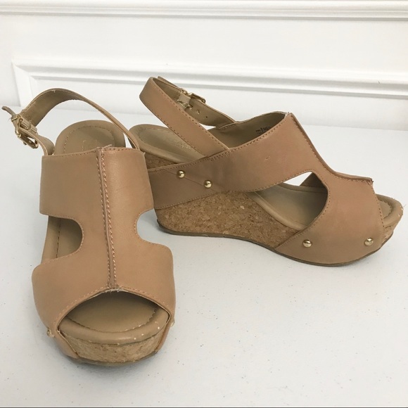 Kenneth Cole Reaction Shoes - Wedge 4” Heels Tan Size 8 Kenneth Cole